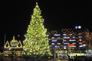 Tivoli is illuminated to the left and the www.DI.dk has Christmas hearts on the building. (Photos courtesy of Hasse Ferrold, The Danish Pioneer's Staff Photographer)