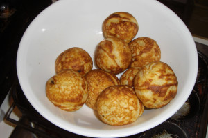 Delicious æbleskiver that Vagn Jensen made for The Danish Pioneer when we visited Minnesota in August 2013. (Photo courtesy of The Danish Pioneer)